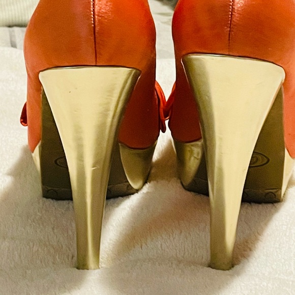 ⚫️Sold⚫️ Candie's Orange Silk/ gold  peep toe pumps sz 7.5 - Picture 4 of 9